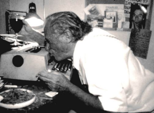 bukowski con su maquina olivetti 