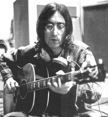 John Lennon tocando su guitarra