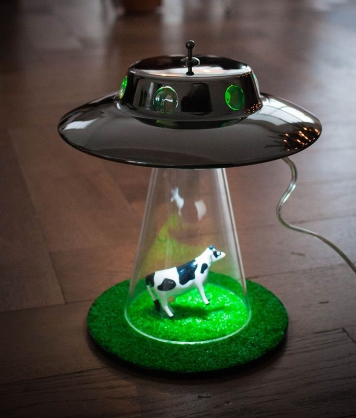 la lámpara que simula un secuestro extraterrestre