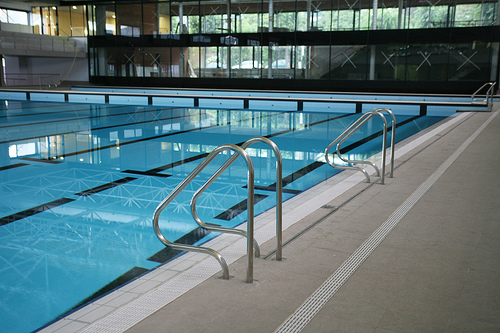 Natación y otros deportes de piscina para combatir el calor