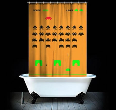 cortinas de baño con dibujo del videojuego Space Invaders