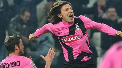 Andrea Pirlo esulta después de marcar