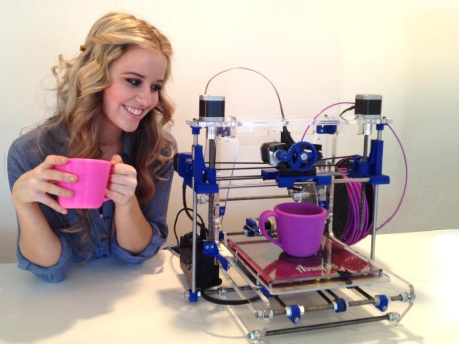 Impresora 3D imprimiendo una taza 