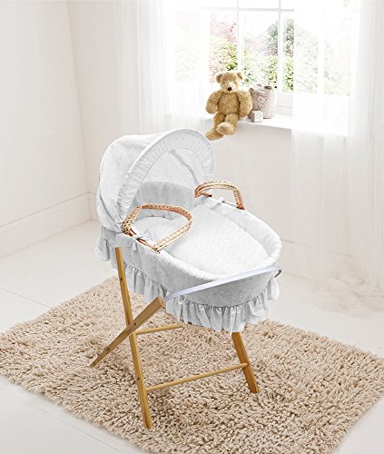 Lujoso british hizo palma moses cesta con blanco broderie anglaise vestidor. Incluye soporte plegable de pino