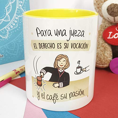 La Mente es Maravillosa - Taza con frase y dibujo divertido (Para una jueza el derecho es su vocación y el café su pasión) Regalo original para UNA JUEZA