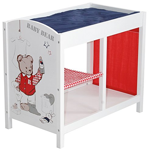 Cambiador de muñecas "Teddy College" en DM y madera maciza lacado en blanco con imprimaciones térmicas "Teddy College". Dos compartimentos para pañales, ropa y toallas, con panel textil y alfombrilla cambiador incluida. AxAxP: 46 x 30 x 52 cm.