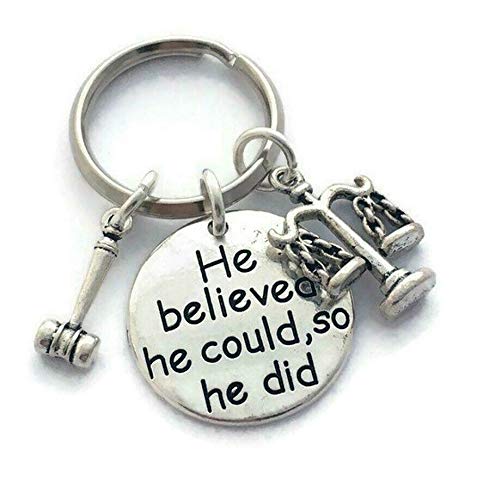 Llavero de abogado graduado en derecho con texto en inglés "He Believed He Could So He Did"