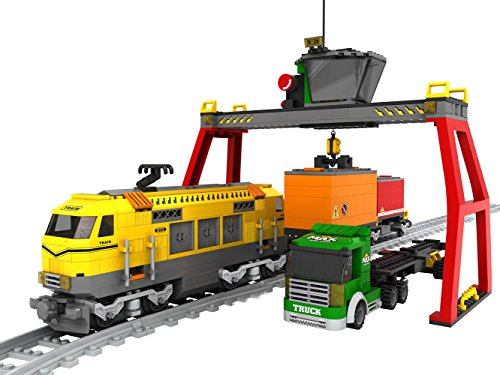 Modbrix Bloques de construcción con tren de mercancías + 2 carros de mercancías, camiones con contenedores, grúa de carga y rieles, 792 bloques de construcción.