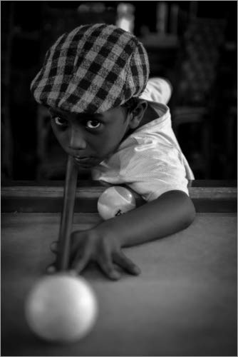 Póster 60 x 90 cm: Boy Playing Billiards de Pius Koller/imageBROKER - impresión artística, Nuevo póster artístico