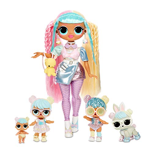 LOL Surprise OMG Familia Bon Bon con más de 45 sorpresas que incluyen la muñeca Candylicious OMG, Bon Bon, Bling Bon Bon, Lil Bon Bon, Hop Hop, Accesorios y Juego Plegable, Niñas de 36 meses a 10 años