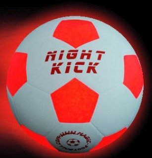 Balón de Fútbol que se Ilumina: El Original NIGHT KICK incl. Bomba de balón y pilas reservas - LED Interior se enciende cuando se patea – Brilla en la Oscuridad