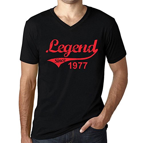 One in the City Hombre Camiseta Vintage Cuello V T-Shirt Legend Since 1977 Cumpleaños de 44 años Texto Rojo