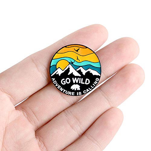 Go Wild Adventure está llamando pines de esmalte Oso Polar de montaña Explore la naturaleza Broche redondo Insignia Pin de viaje Regalo al aire libre