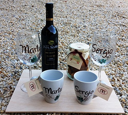 Regalo Bodas personalizado con 2 copas de vino, dos tazas, galletas y vino 5