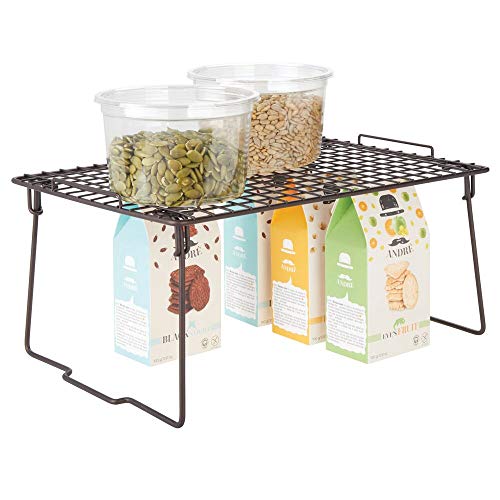 mDesign Estante apilable para almacenaje de cocina – Repisa metálica de cocina con patas plegables – Moderno organizador de armarios para la vajilla, latas de conservas y especias – color bronce