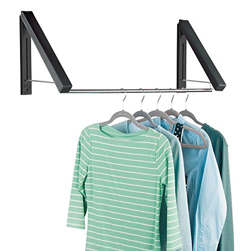 mDesign Perchero de pared extensible para lavadero o dormitorio – Colgador de ropa de metal para las prendas de la tintorería – Perchero organizador con barra para colgar perchas de ropa – negro