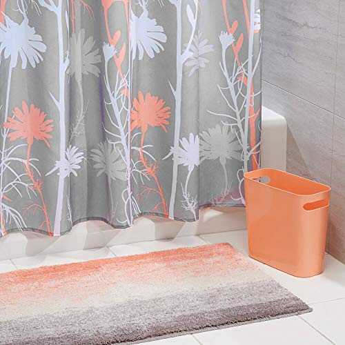 mDesign Juego de 3 Accesorios de baño – Set de baño con Cortina de Ducha de poliéster con Estampado de Flores, Alfombra de baño Antideslizante de Microfibra y Cubo de Basura de 5,7 l – Coral/Gris