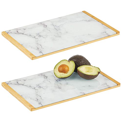 mDesign Juego de 2 bandejas decorativas con diseño marmolado – Bandeja rectangular para cocina, baño y oficina – Organizador de cocina para desayuno y tapas en bambú y cristal – blanco, gris y bambú