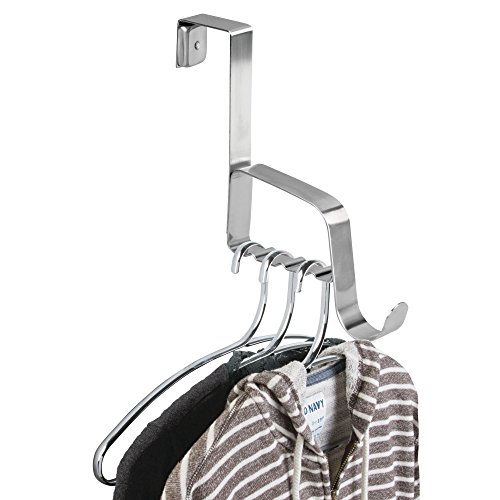 mDesign Perchero para puerta – Ganchos en metal resistente – Gancho para colgar abrigo, chaqueta, albornoz o toalla – Accesorio sin taladro para baño, cocina o habitación – plateado