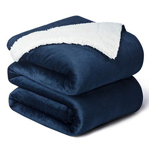 Bedsure Manta Reversible de Franela/Sherpa 220x240cm - Manta para Cama 135/150 de 100% Microfibra Extra Suave - Manta de Felpa Azul Marino