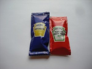 25 individuales Heinz Mayonesa bolsitas y 25 Heinz Tomato Sauce Sobres