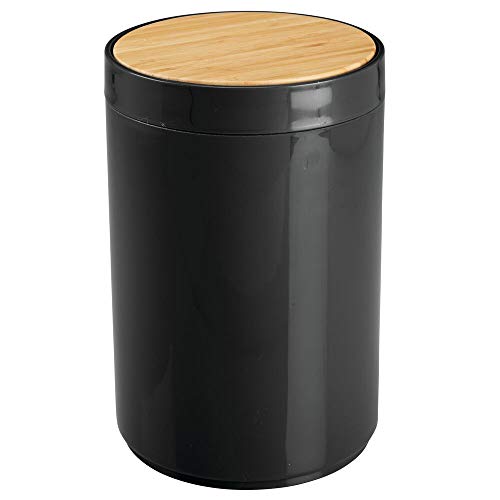 mDesign Práctico cubo de basura para cocina – Moderno bote de basura de bambú y plástico para el baño, la cocina o la oficina con 5 litros de capacidad – Estable cubo de basura con tapa – negro/bambú