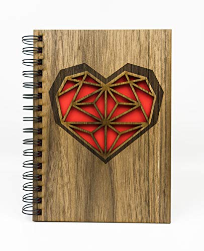 Cuaderno A5 tapas de madera en Nogal y diseño de Corazón con 75 hojas blancas de 100gr