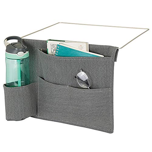 mDesign Organizador colgante con 4 bolsillos – Espaciosa mesita de noche para colgar de algodón – Práctica bolsa organizadora con colgador para guardar agua, mando a distancia, etc. – gris oscuro