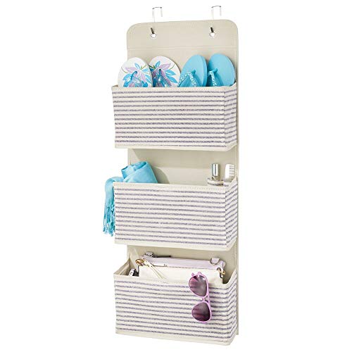 mDesign Colgador de ropa sin taladro – Organizadores de armarios con 3 bolsillos – Percheros para puerta multiusos para el cuarto de los niños o el dormitorio – blanco y azul a rayas