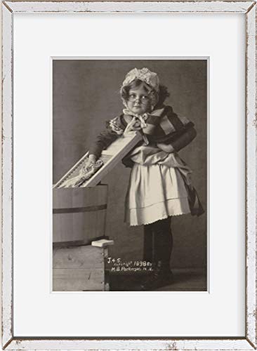 Foto: niña con gafas, Bonnet, delantal, tabla de lavar & Tub, c1898, lavandería