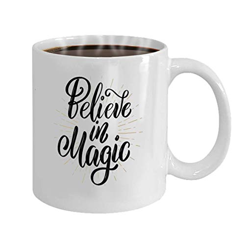 Taza de café - Regalos divertidos Taza de café de cerámica única Taza de té blanca 11 oz cree en la magia Dibujado a mano motivación letras cita elemento de diseño para cartel, pancarta, saludo, coche