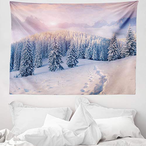 ABAKUHAUS Montaña Tapiz de Pared y Cubrecama Suave, Mañana Idílica de Invierno Amanecer Bosque de Pinos Nevado con Niebla, Lavable Colores No Destiñen, 150 x 110 cm, Rosa Claro