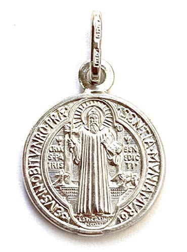 Medalla San Benito en Plata de Ley. Medida: 12mm. Es una de Las medallas más Antiguas de la cristiandad, y quienes la portan creen Que Tiene Poder contra el Mal.