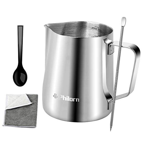 PHILORN Jarra de Leche de Acero Inoxidable 304 con Marca de Medición, Taza de Café de Mano - GRATIS Lápiz Artístico de Leche, Paño de Cocina y Cuchara (600ml)