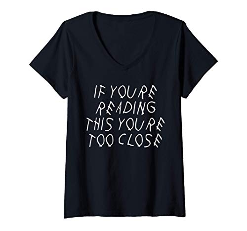 Mujer If You're Reading This You're Too Close Funny Parody Camiseta Cuello V