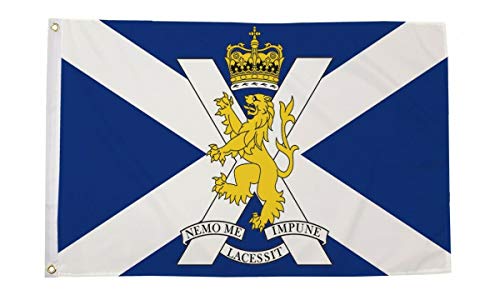 Flagmania® Bandera militar del Regimiento Real de Escocia 150 cm x 90 cm + insignia de botón de 59 mm