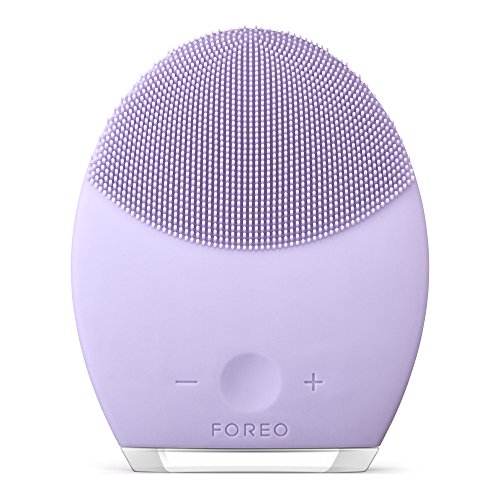 LUNA 2 de FOREO es el cepillo de limpieza facial anti-edad para Piel Sensible, Exfolia delicadamente y elimina las células muertas, reduce la visibilidad de los poros y de las arrugas